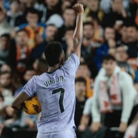 Vini Jr. marca dois contra o Valencia e comemora gol com punho cerrado em frente à torcida rival