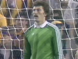 Goleiro que defendeu quatro pênaltis na final da Champions de 1986 morre aos 65 anos