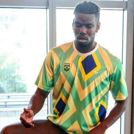 Pogba veste camisa do Brasil após flertar com Corinthians