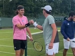 "Acredito que isso é só o começo para ele", diz Tsitsipas sobre Fonseca