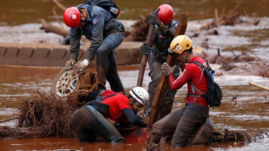 Equipe de resgate tenta encontrar vítima em carro soterrado pela lama na região de Brumadinho; MPF pede suspensão de pagamento de dividendos da Vale - Reuters