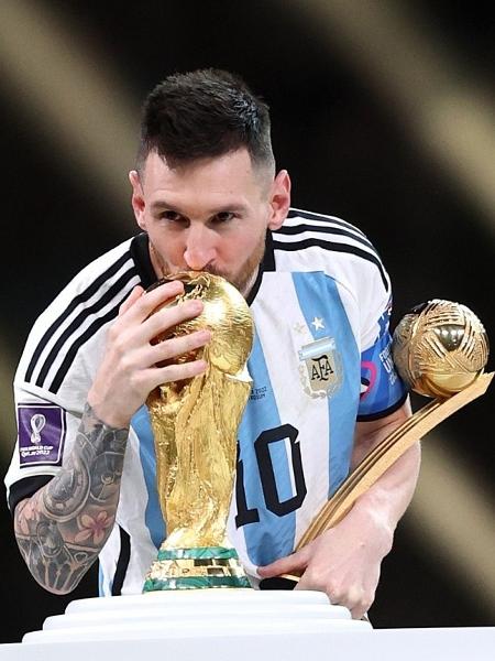 Messi beija o troféu da Copa do Mundo, que tanto perseguiu durante a carreira - Divulgação