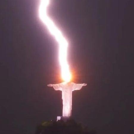 Fotografia do Cristo Redentor no instante em que ele é atingido por um raio - Foto / Fernando Braga