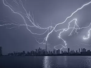 “Semeadura de nuvens artificial” pode ter causado a pior chuva da história de Dubai
