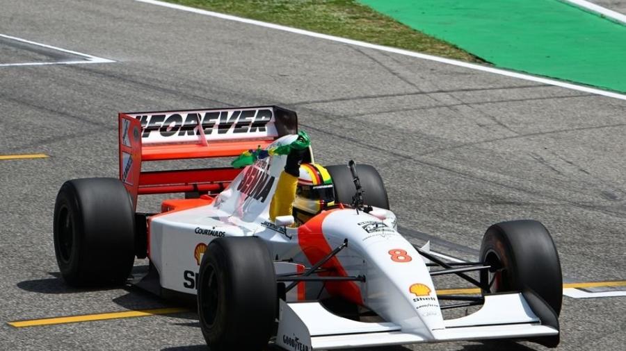 Sebastian Vettel é dono do McLaren dirigido por Senna na temporada de 1993 da Fórmula 1 e homenageou brasileiro no fim de semana passado sem queimar petróleo - Divulgação