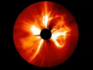 VÍDEO: Sol emite gigantesca ejeção de massa coronal após explosão poderosa