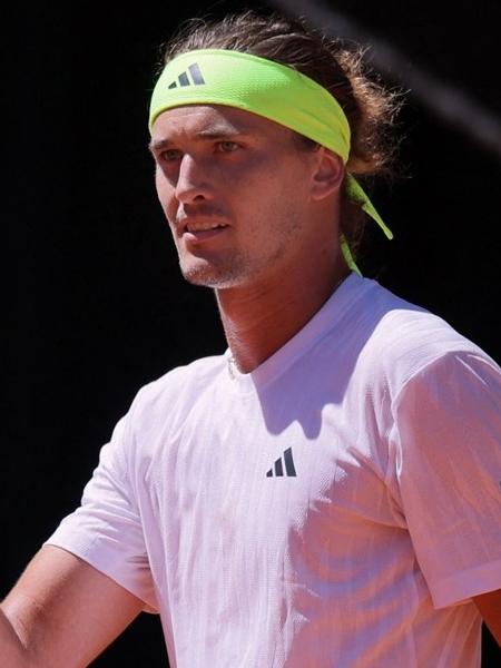 Zverev sofre, mas bate Fokina de virada e segue vivo em Madri Zverev sofre, mas bate Fokina de virada e segue vivo em Madri