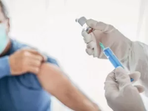 Polêmica da vacina AstraZeneca: o que era conhecido sobre os riscos de trombose?