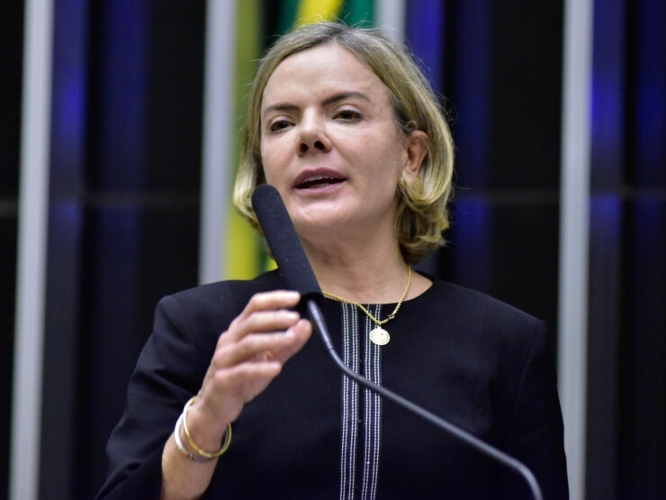 Gleisi rebate Tarcísio e diz ser Bolsonaro que 'tem medo da prisão'