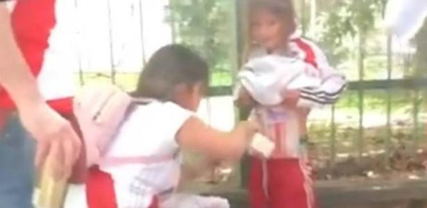 Mulher esconde sinalizadores em criança antes de confronto entre River Plate e Boca Juniors - Reprodução/Internet