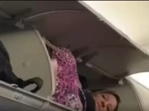Mulher quebra regra e é flagrada em situação inusitada em avião