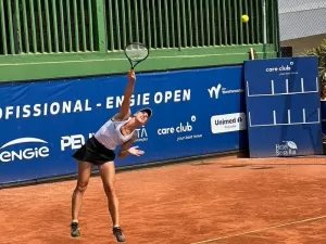 Luiza Fullana vence duelo de 3h50 e chega à semifinal em Leme