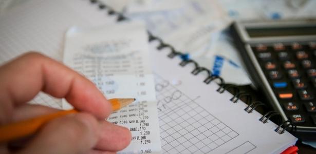 Dólar abre em queda, a R$ 5,20, com queda de projeções de inflação no radar