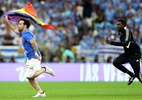 Invasor de campo com bandeira LGBTQIA+ é banido da Copa do Mundo - Getty Images