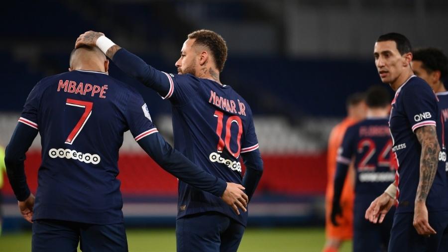 Mbappé e Neymar na comemoram gol do PSG - AFP                            