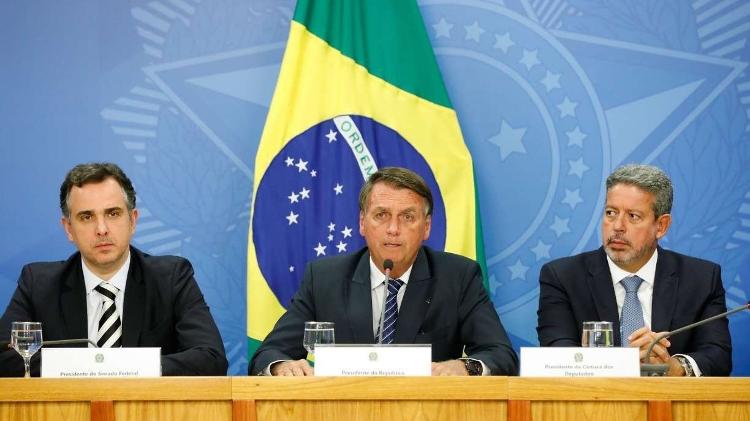 Parceria de Bolsonaro com o centrão ganhou força sob as gestões dos presidentes Rodrigo Pacheco (Senado) e Arthur Lira (Câmara), à direita                            