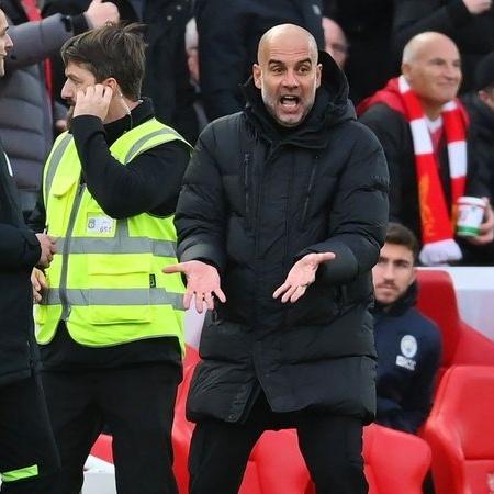 Guardiola foi alvo de uma "chuva de moedas" na derrota em Anfield - GettyImages