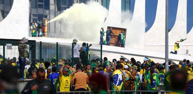 Manifestantes golpistas na Praça dos Três Poderes, em 8 de janeiro, acreditavam na intervenção do Exército