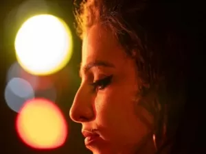 ‘Trainwreck celebrity’: cinebiografia de Amy Winehouse reflete imagem construída pela mídia sensacionalista