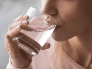 Beber água é o suficiente para se prevenir de efeitos colaterais de onda de calor? Entenda