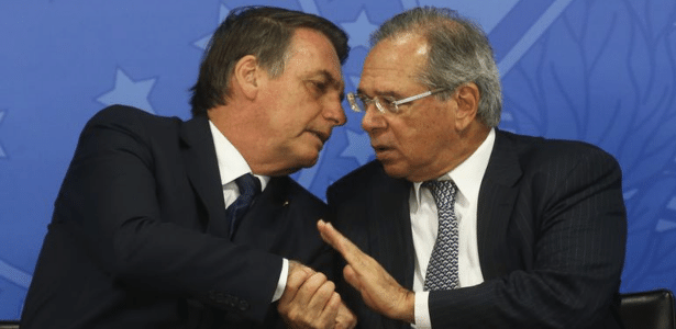 Bolsonaro conversa com Paulo Guedes, ministro da Economia