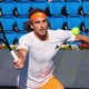 Tsitsipas volta a vencer Medvedev depois de tr&ecirc;s anos e faz quartas