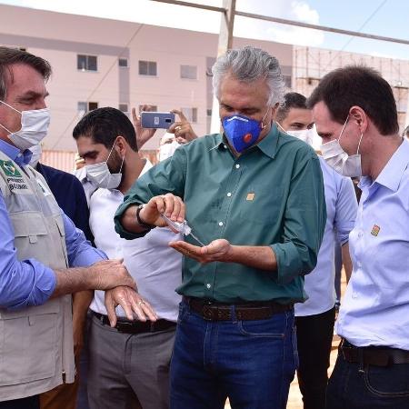 Governador Ronaldo Caiado (DEM-GO) fornece alcool gel para o presidente Jair Bolsonaro durante a pandemia. 