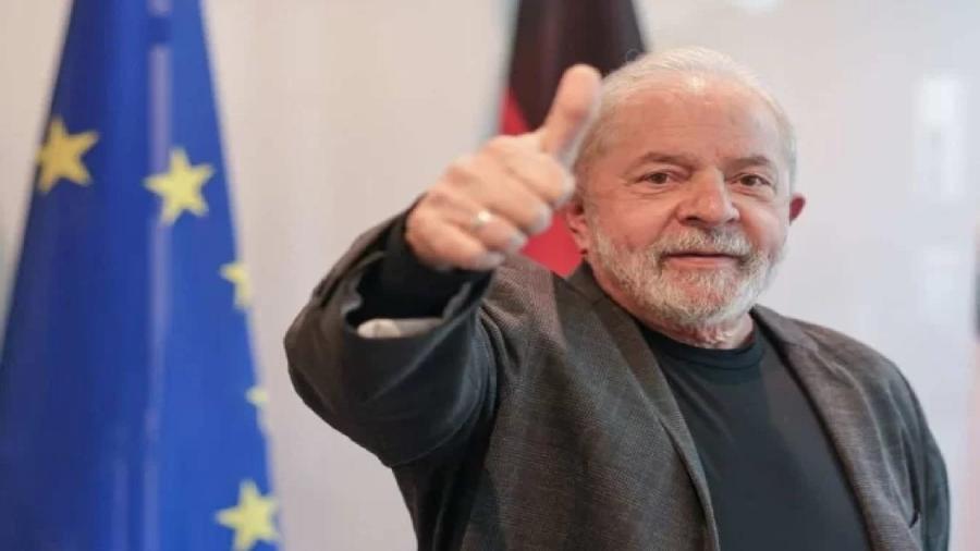 Lula faz sinal de positivo: a reconstrução nacional está em curso