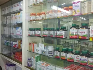 As 90 mil farmácias brasileiras são a parte mais visível de um modelo equivocado