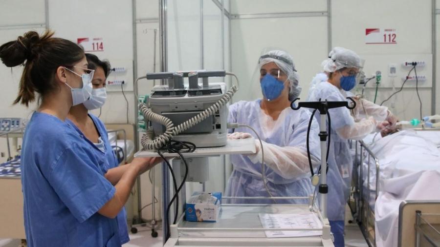                                   Médicos fazem treinamento no hospital de campanha para tratamento de covid-19 do Complexo Esportivo do Ibirapuera                              -                                 Rovena Rosa/Agência Brasil                            