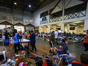 Correios: Recebimento de roupas doadas às vítimas das enchentes no RS estão suspensas