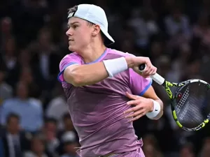 Rune bate De Minaur, embola a disputa e ainda sonha com o Finals