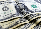 Dólar fecha em alta em dia de divulgação de desempenho do comércio