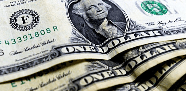 Dólar fecha em alta em dia de divulgação de desempenho do comércio