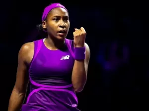 Gauff enfim supera Iga e já garante uma vaga na semi em Riad