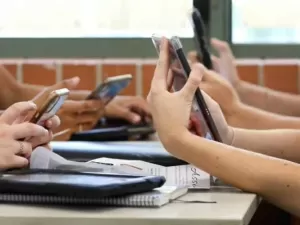 Câmara aprova projeto que proíbe celulares nas escolas, mas flexibiliza regras