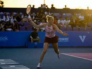 Siniakova lidera boa rodada das favoritas na Tailândia