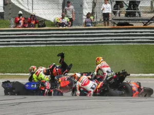 MotoGP: Grave acidente na primeira volta do GP da Malásia causa bandeira vermelha