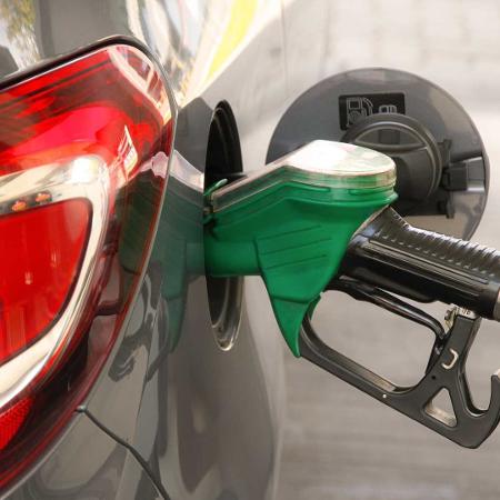 Gasolina não é reajustada desde 8 de julho, quando houve alta foi de R$ 0,20 (ou 7,11%) para as distribuidoras. Gasolina não é reajustada desde 8 de julho, quando houve alta foi de R$ 0,20 (ou 7,11%) para as distribuidoras.