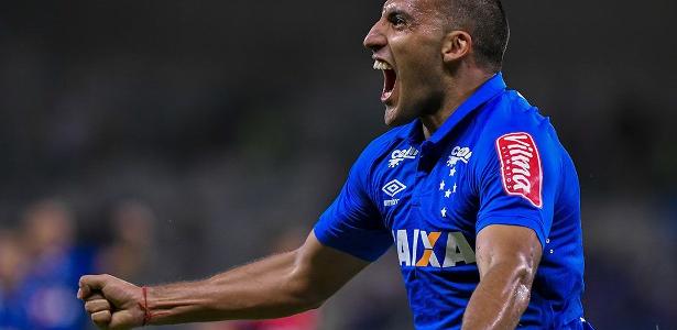 Ramón Ábila negocia ida para o Boca Juniors - Daniel Oliveira/FotoArena/Estadão Conteúdo