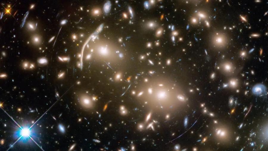 Foto telescópio James Webb Hubble - Aglomerado de galáxias Abell 370, em imagem do telescópio Hubble (NASA, ESA e J. Lotz e  Equipe HFF (STScI))