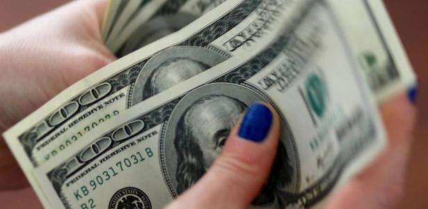 Dólar em alta: vale investir em dólares ou no exterior?