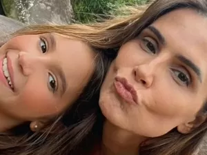 Deborah Secco posa com a filha e semelhança impressiona: 'Gêmeas'