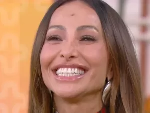 Sabrina Sato engole o choro ao receber declaração de amor de Nicolas Prattes