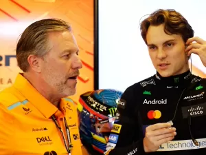 F1: Piastri revela que assinou contrato com a McLaren em posto de gasolina