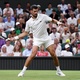 Djokovic vence estreia dura e se aproxima de mais um recorde