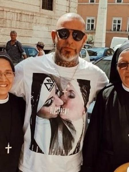 Após críticas, Henrique Fogaça exclui foto com freiras no Vaticano (Reprodução) - 