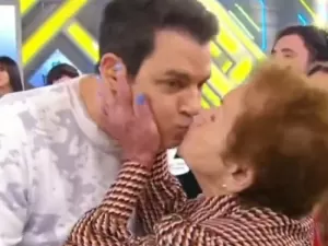 'Vovó influenciadora' tasca beijo na boca de Portiolli no Domingo Legal