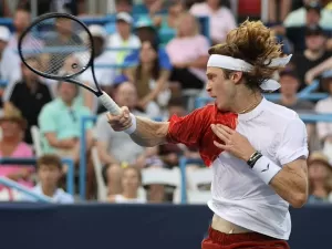 Rublev vence de virada na estreia em Washington