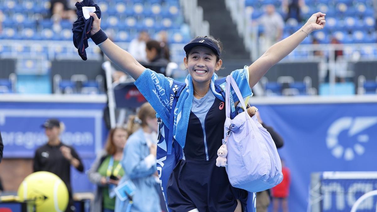 Tailandesa salva 4 match-points em Praga, Krejcikova amplia série invicta